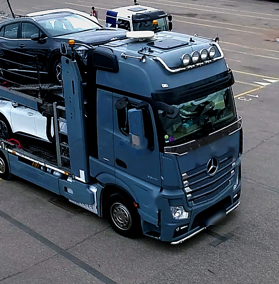 Vireo Logistics vilkikas su pakrautais automobiliais iš arti