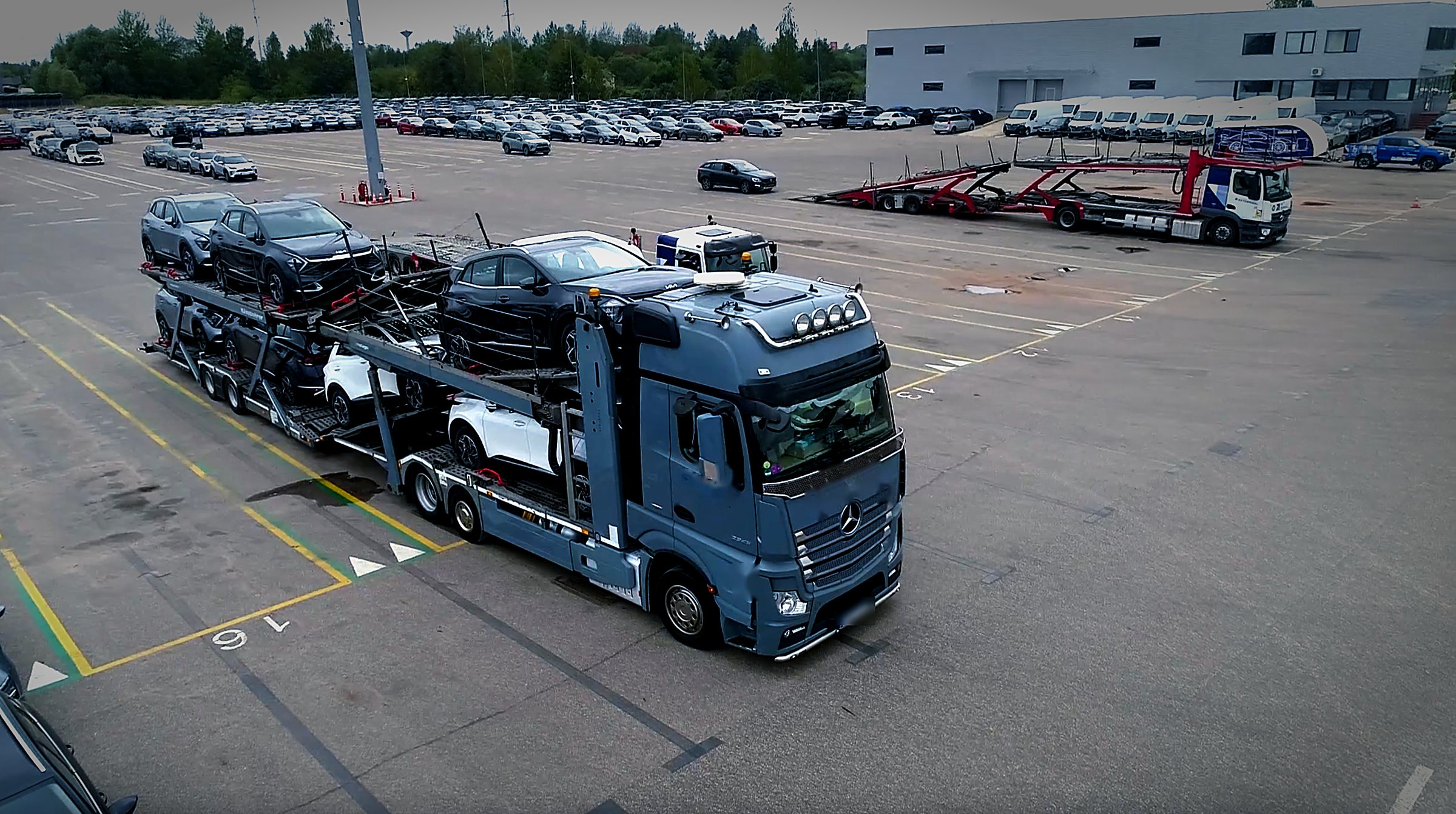 Vireo Logistics autovežis terminalo aikštelėje